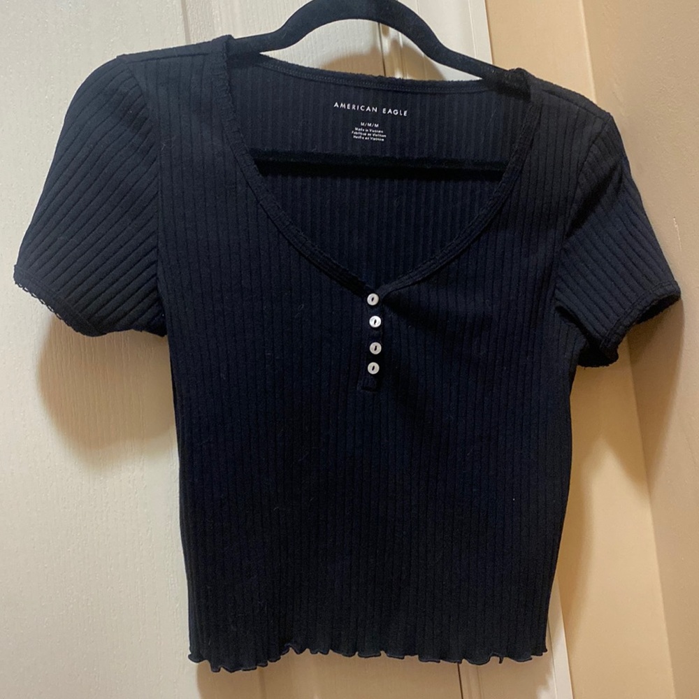 Black cropped American Eagle shirt